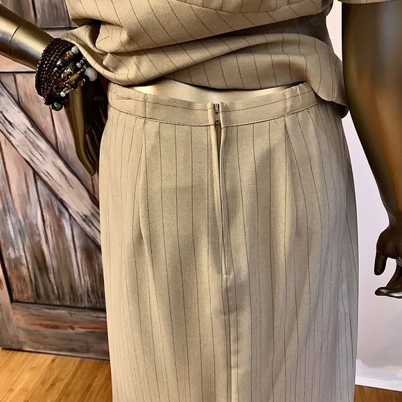 Short Sleeved Tan Pinstripe Skirt Suit Size 6 - Picture 7 of 10
